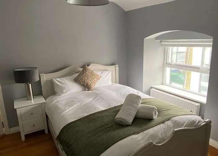 Stylish & Spacious Apartment, Sleeps 6